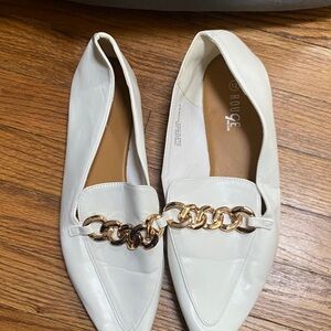 Rouge Helium Cream Loafers with Gold Chain Detail